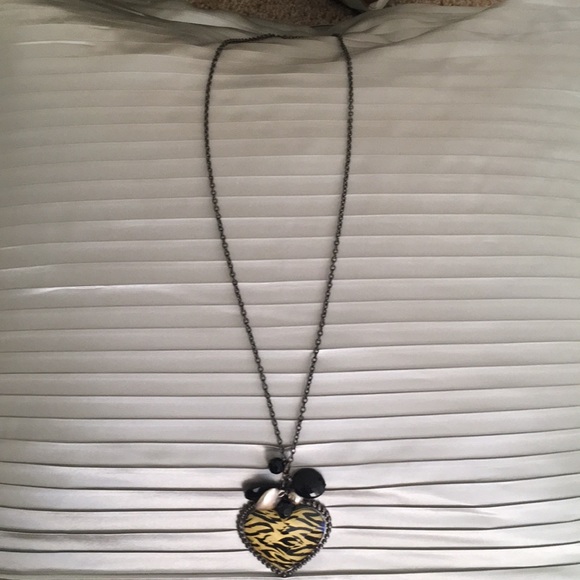 Heart shaped animal print pendant necklace - Picture 5 of 7